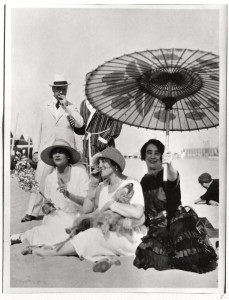 Gabrielle Chanel sulla spiaggia al Lido con Misia e José Maria Sert, Madame Philippe Berthelot e un amico negli anni Venti (Private Collection ©D.R.)