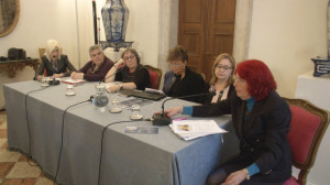 L’editrice Mariapia Ciaghi, sulla sinistra, con Maria Michela Coppola, (ricercatrice Universita’ di Trento), la filosofa Annarosa Buttarelli, la presidente di Eudonna Giovanna Sorbelli, la scrittrice e artista romana Adriana Assini e la presidente di Aurora Caterina Dominici, riunite il 4 e 5 marzo 2016 a Trento per il congresso “The emancipation of women in institutions and society”.