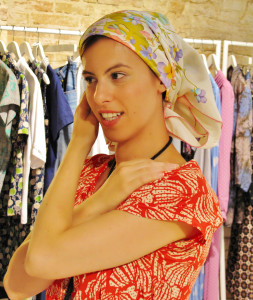 La designer Alice Tolu indossa per mockUp un carrés di Hermès, pic by A. Duranti