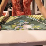 La designer Alice Tolu piena e indossa per mockUp un carrés vintage , pic by A. Duranti