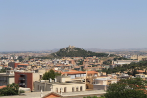 Panoramica del quartiere di "Is Mirrionis" e del colle di "San Michele" dal colle di "Castello" a Cagliari, Foto di Big Zed - Link: http://commons.wikimedia.org/wiki/File:Is_Mirrionis-Paesaggio.jpg), Licenze CC BY-SA 3.0