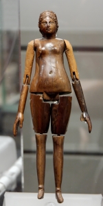 Bambola in avorio (metà del II secolo d.C.), tomba della  mummia di Grottarossa,  Museo nazionale romano di Palazzo Massimo