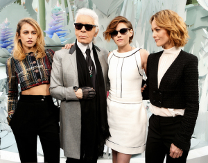Chanel, Campagna handbags, (da sinistra) Alice Dellal, Karl Lagerfeld, Kristen Stewart e Vanessa Paradis (Photo by Chanel©)