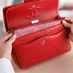 Lavorazione e creazione della 11.12 handbag by CHANEL© - Evidenza delle sei tasche interne (esemplare rosso in coccodrillo)