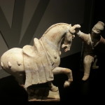 Cavallo con zampa sollevata e addestratore in ceramica dipinta (618-907 d.C.)