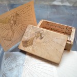 Iride Altara, scatola di legno, pergamena, carta stampata, china e oro, anni '50, Mostra Altara, THotel, Cagliari