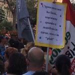 Sardegna Pride 2016, la folla del corteo e uno dei cartelli.