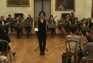 L'Orchestra Mandolinistica Romana diretta dal M° Teresa Fantasia.