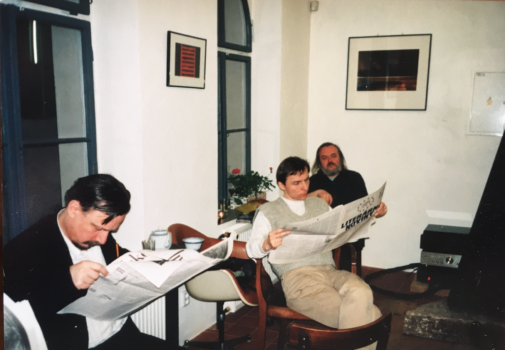 Petr Rezek legge il giornale, foto di Miroslav Noe