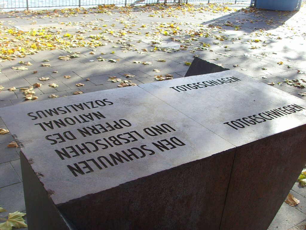 Monumento alla memoria delle vittime omosessuali del Nazismo, Colonia (autore: Jörg Lenk, fonte: Wikipedia, Public Domain)